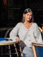 Gilet sable à boutons bijoux dorés – Yaëlli Paris