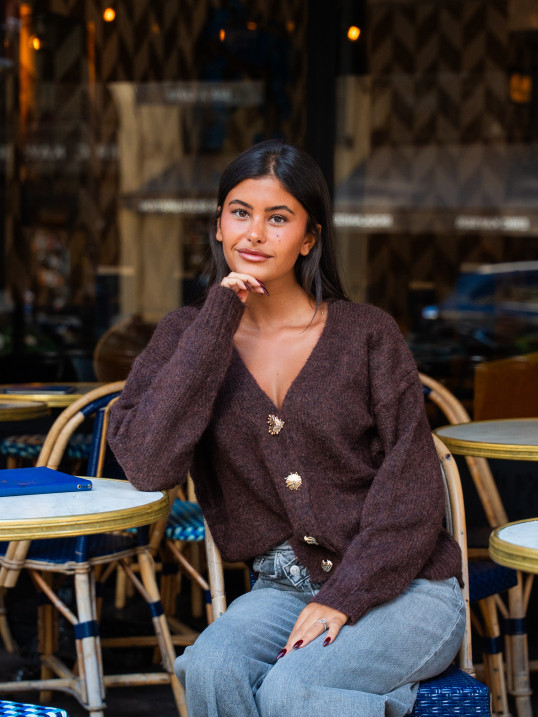 Gilet chocolat à boutons bijoux dorés – Yaëlli Paris