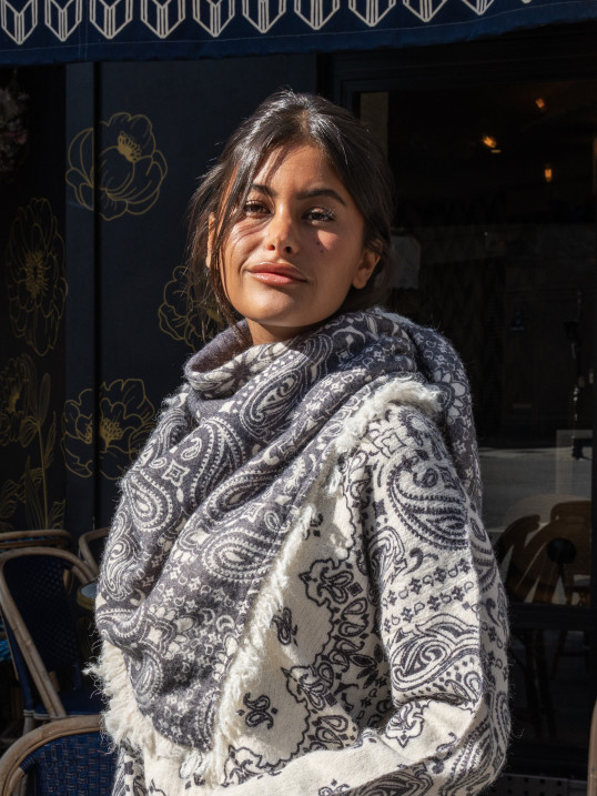 ÉCHARPE GRIS FONCÉ À MOTIF BANDANA