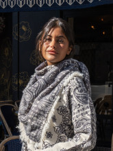 ÉCHARPE GRIS FONCÉ À MOTIF BANDANA