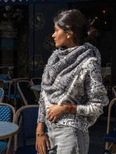 ÉCHARPE GRIS À MOTIF BANDANA