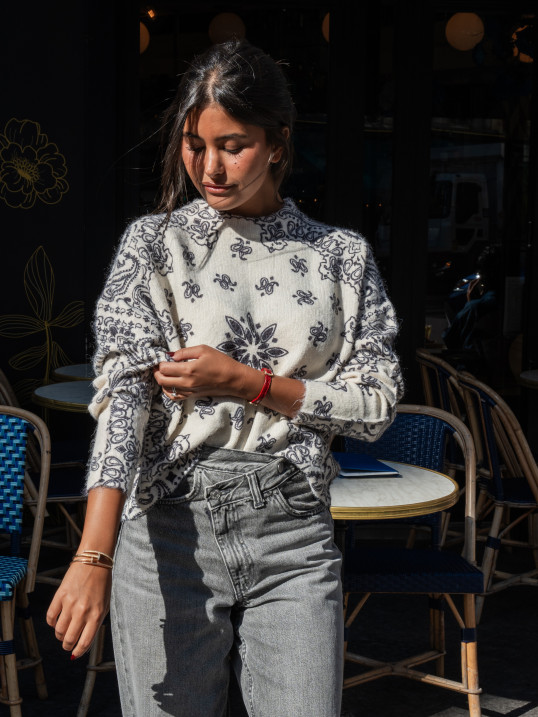 Pull femme imprimé cachemire écru et anthracite – Yaëlli Paris