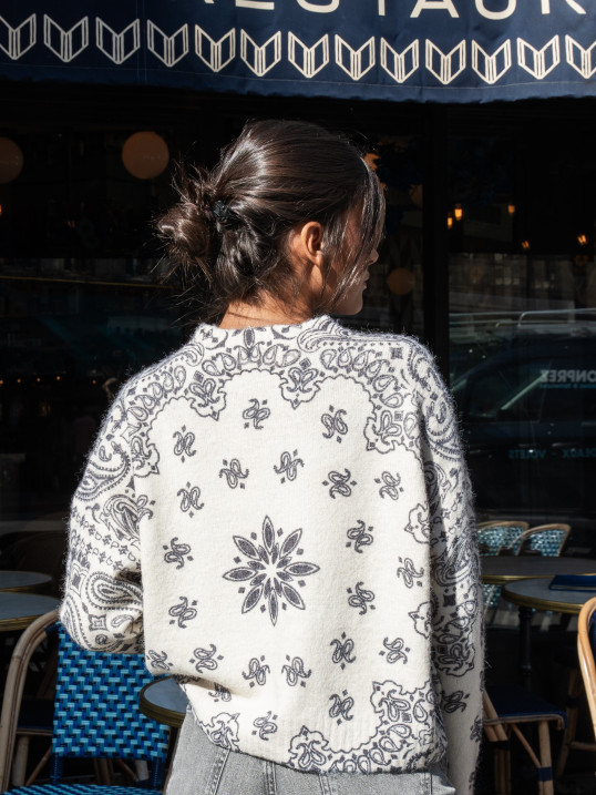 Pull femme imprimé cachemire écru et anthracite – Yaëlli Paris