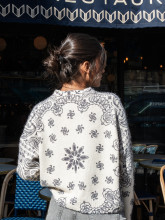 Pull femme imprimé cachemire écru et anthracite – Yaëlli Paris