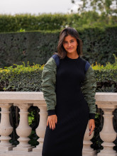 Robe longue côtelée noire avec manches contrastantes – Yaëlli Paris
