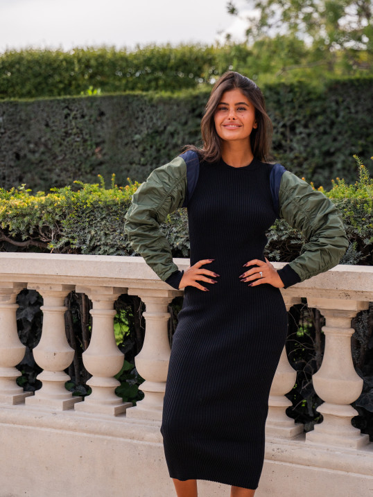 Robe longue côtelée noire avec manches contrastantes – Yaëlli Paris