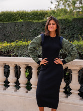Robe longue côtelée noire avec manches contrastantes – Yaëlli Paris