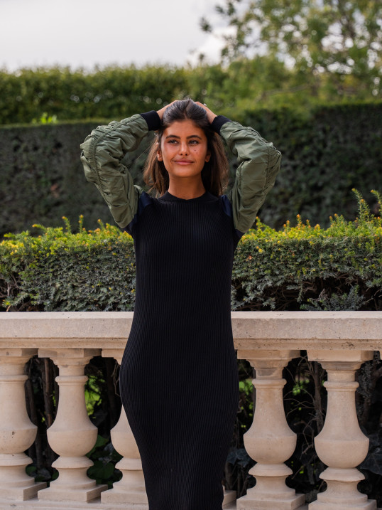 Robe longue côtelée noire avec manches contrastantes – Yaëlli Paris
