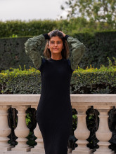 Robe longue côtelée noire avec manches contrastantes – Yaëlli Paris