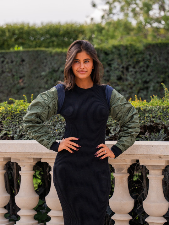 Robe longue côtelée noire avec manches contrastantes – Yaëlli Paris