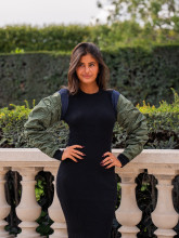 Robe longue côtelée noire avec manches contrastantes – Yaëlli Paris