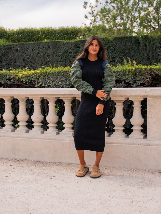 Robe longue côtelée noire avec manches contrastantes – Yaëlli Paris
