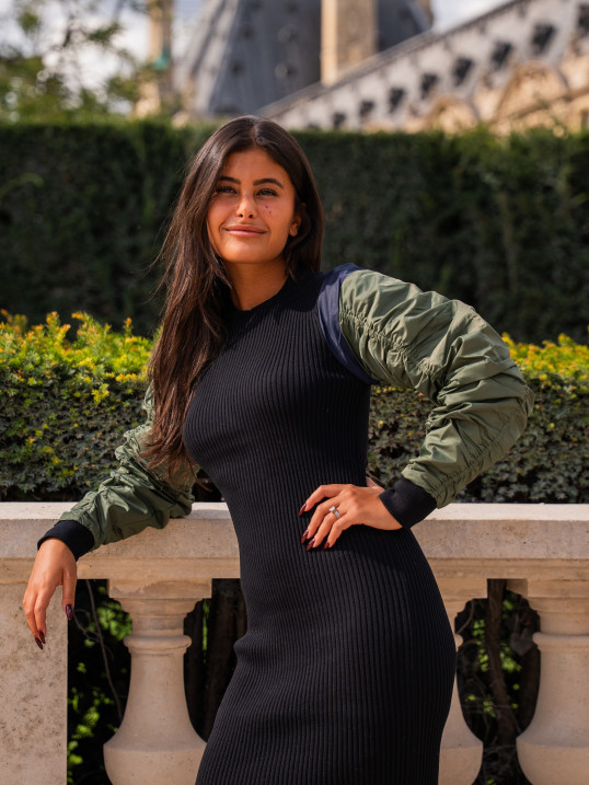 Robe longue côtelée noire avec manches contrastantes – Yaëlli Paris