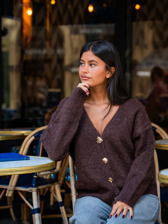 Gilet chocolat à boutons bijoux dorés – Yaëlli Paris