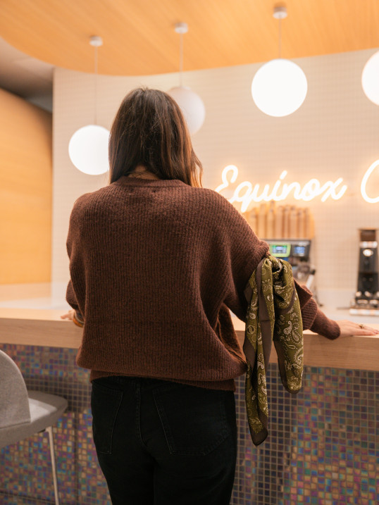 pull avec foulard chocolat