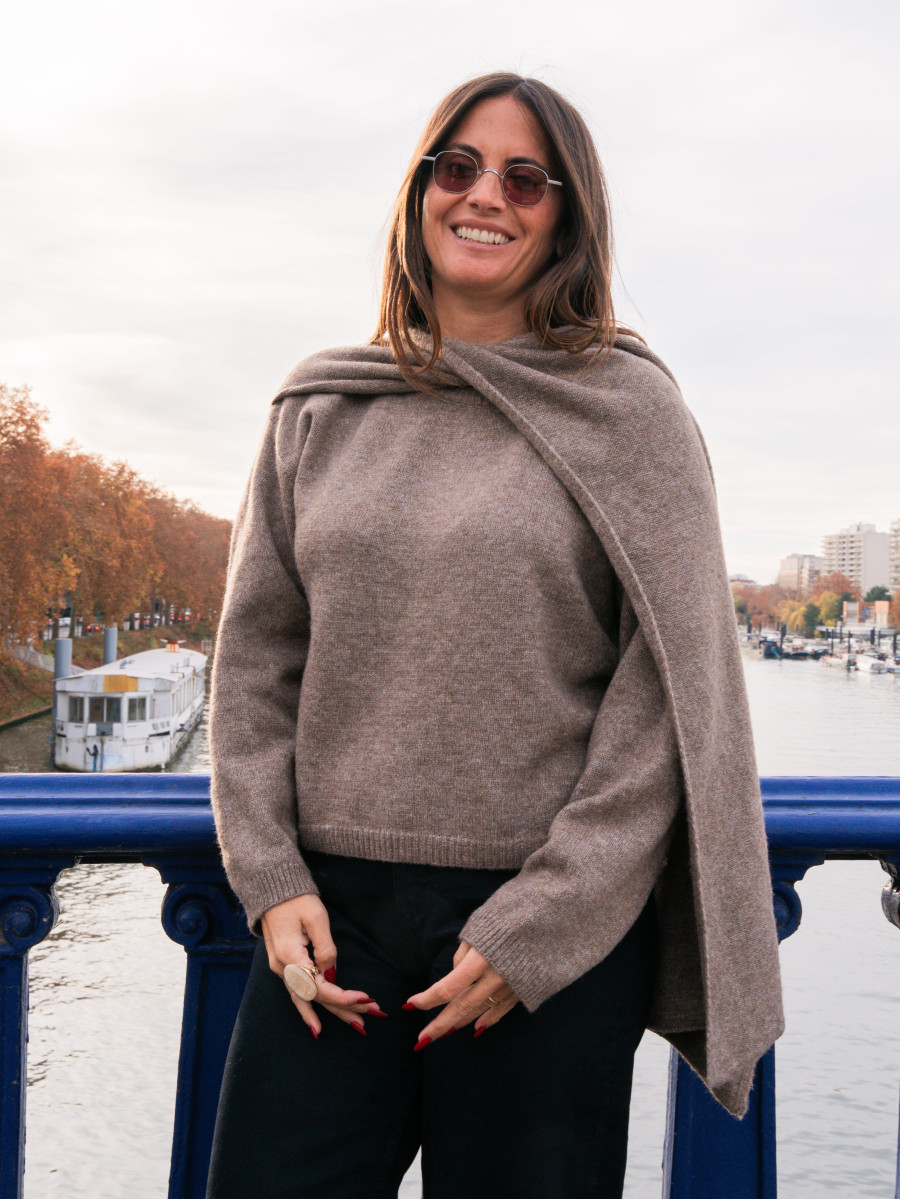 Pull en alpaga avec écharpe – Maille chic et élégante | Yaelli Paris