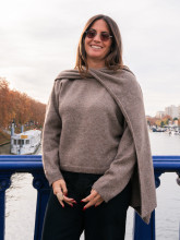 Pull en alpaga avec écharpe – Maille chic et élégante | Yaelli Paris