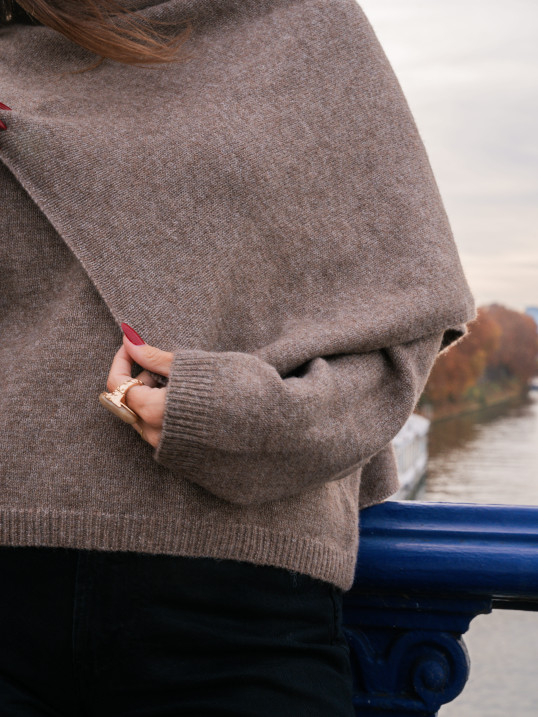 Pull en alpaga avec écharpe – Maille chic et élégante | Yaelli Paris