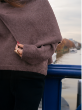 Pull en alpaga avec écharpe – Maille chic et élégante | Yaelli Paris